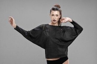«Ночной кошмар девушки — встретить кого-то в таком же наряде». Почему вам обязательно нужно дизайнерское платье?