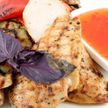 Куриная грудка с овощами и сладким соусом чили (340/2 г)