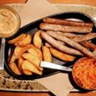 Жаренные колбаски с пряной морковью, картофелем и горчицей