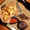 Мини стейк с карамелизированным луком, картофелем джакет и соусом крафт