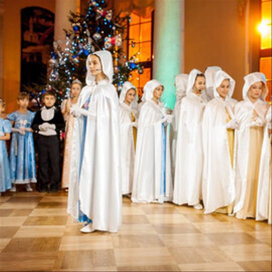 Семейный рождественский благотворительный бал Академии мюзикла "Ревю" - "Наши сердца"