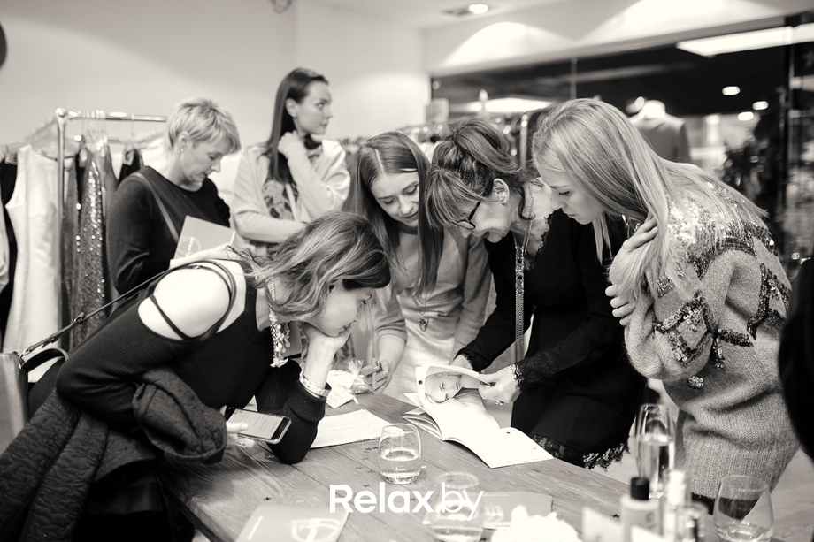 Открытие витрины бренда французской косметики Delarom Paris в магазине «Канцэпт Крама», фото № 94