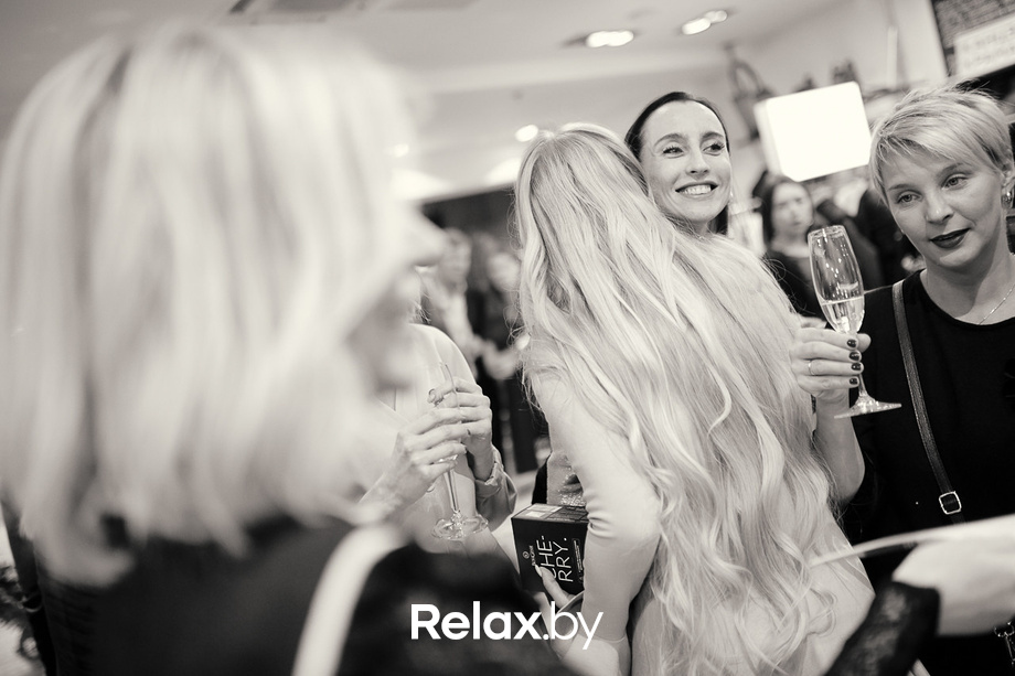 Открытие витрины бренда французской косметики Delarom Paris в магазине «Канцэпт Крама», фото № 83