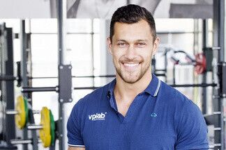 Занимаемся с тренером на гифках: укрепляем мышцы спины