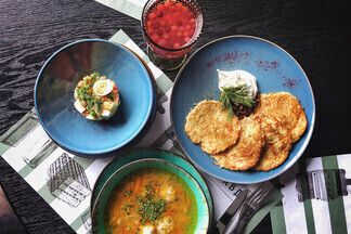 Горячее —  8 рублей, суп  и салат — 4 рубля. В гастробаре «Правда» появилось обеденное меню