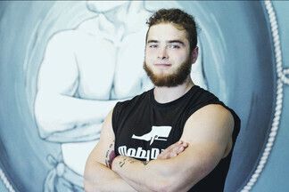 Занимаемся с тренером: качаем плечи