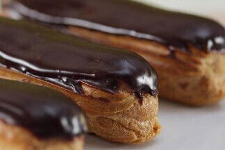 Репортаж с производства Eat  me: как  готовят самые популярные в стране эклеры