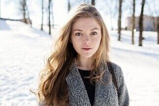 Street fashion: эксклюзивные пальто с платьем, кольцо Tiffany & Co. и дизайнерский рюкзак