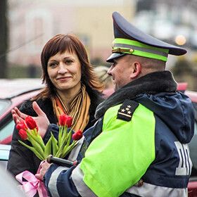 Столичное ГАИ приготовило к 8-му марта подарки для женщин-водителей с чистым талоном