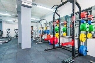 Еще больше железа: на Партизанском проспекте открылся спортклуб Densport. Безлимитные абонементы — от 28 рублей
