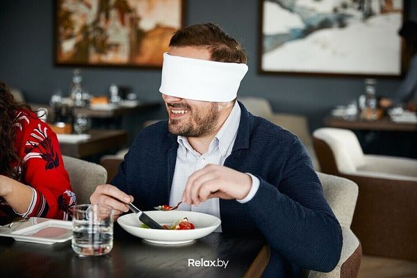 «Как будто смотришь на не полностью раздетую женщину». Эксперимент: смогут ли винные дегустаторы опознать еду вслепую