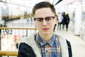 Street Fashion: официант Café de Paris в куртке подруги и студентка со стрелками