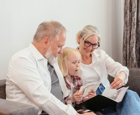 Что подарить родителям на годовщину свадьбы: обзор подарков