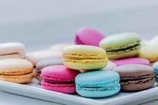 Репортаж с производства лакомого кусочка: как делают французские macarons в белорусском цеху