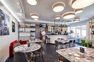 Смотрите, как выглядит кофейня с говорящим попугаем на Белинского, 23