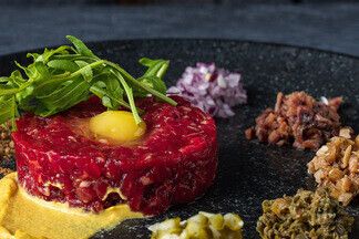 Комплименты от заведений, джаз и праздничное меню. Рассказываем, где отметить 8 Марта