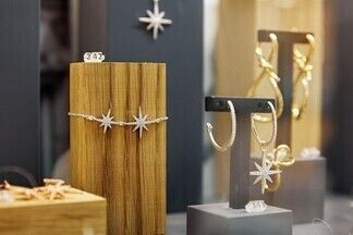 «Никогда не покупайте серьги под цвет волос». Рассказываем, как выбрать украшение в подарок