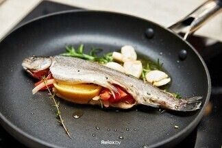 Простой рецепт для семейного ужина на Новый год. Повар показывает, как приготовить форель с винным соусом