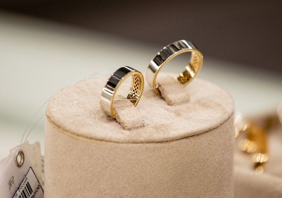 Как выбрать обручальные кольца: гайд для будущих супругов