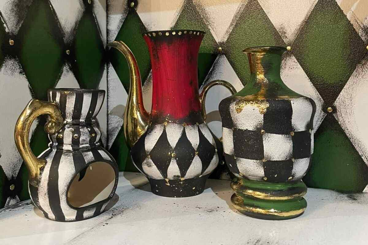 В Минске открылось кафе «Странности чудес», где заказ достают прямо из зеркала