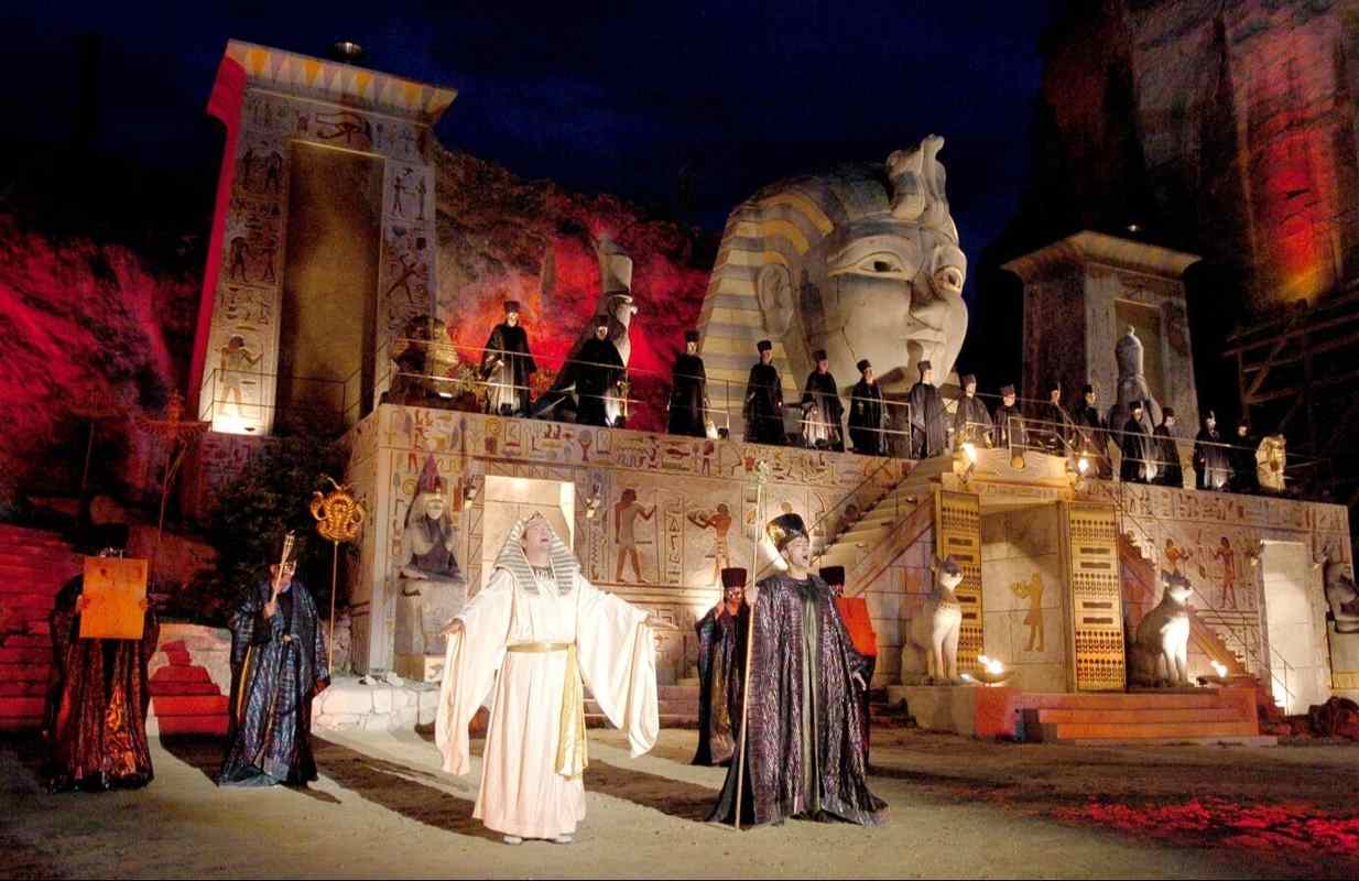 Караоке, опера, театр, обучение и выставки. Куда пойти на выходных в Минске?