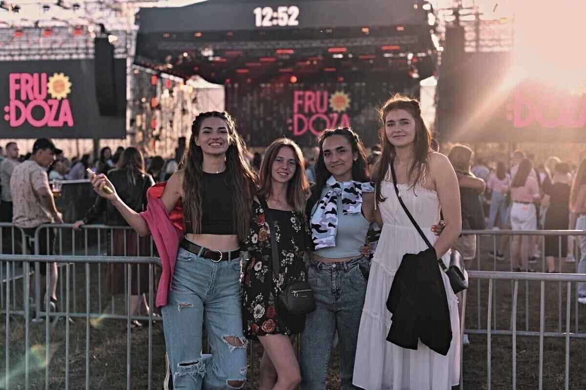 Полеты на аэростате, много музыки и мокрых футболок. Показываем, как прошел фестиваль Viva Braslav