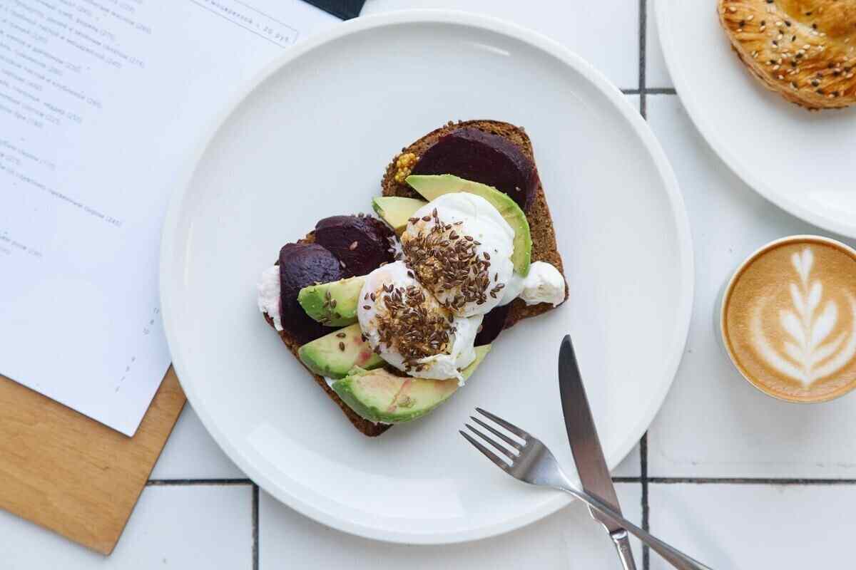 Тост, салат и десерт. Приготовили на Октябрьской 3 простых блюда с моцареллой