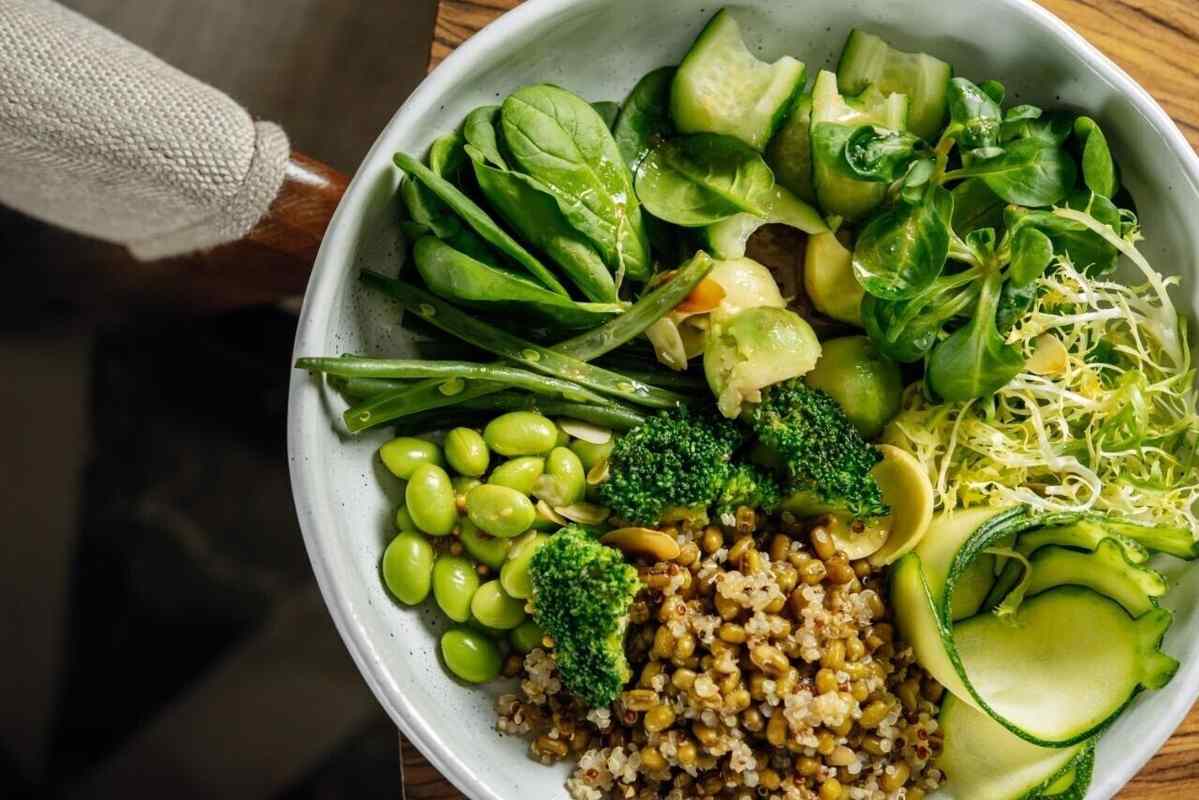 Не хуже, чем в ресторанах. 5 рецептов весенних салатов, которые ты легко повторишь дома