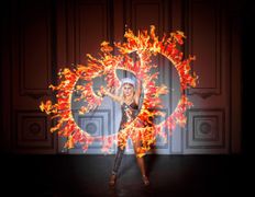 Ведущая  Элли, Неоновое шоу Элли - фото 3