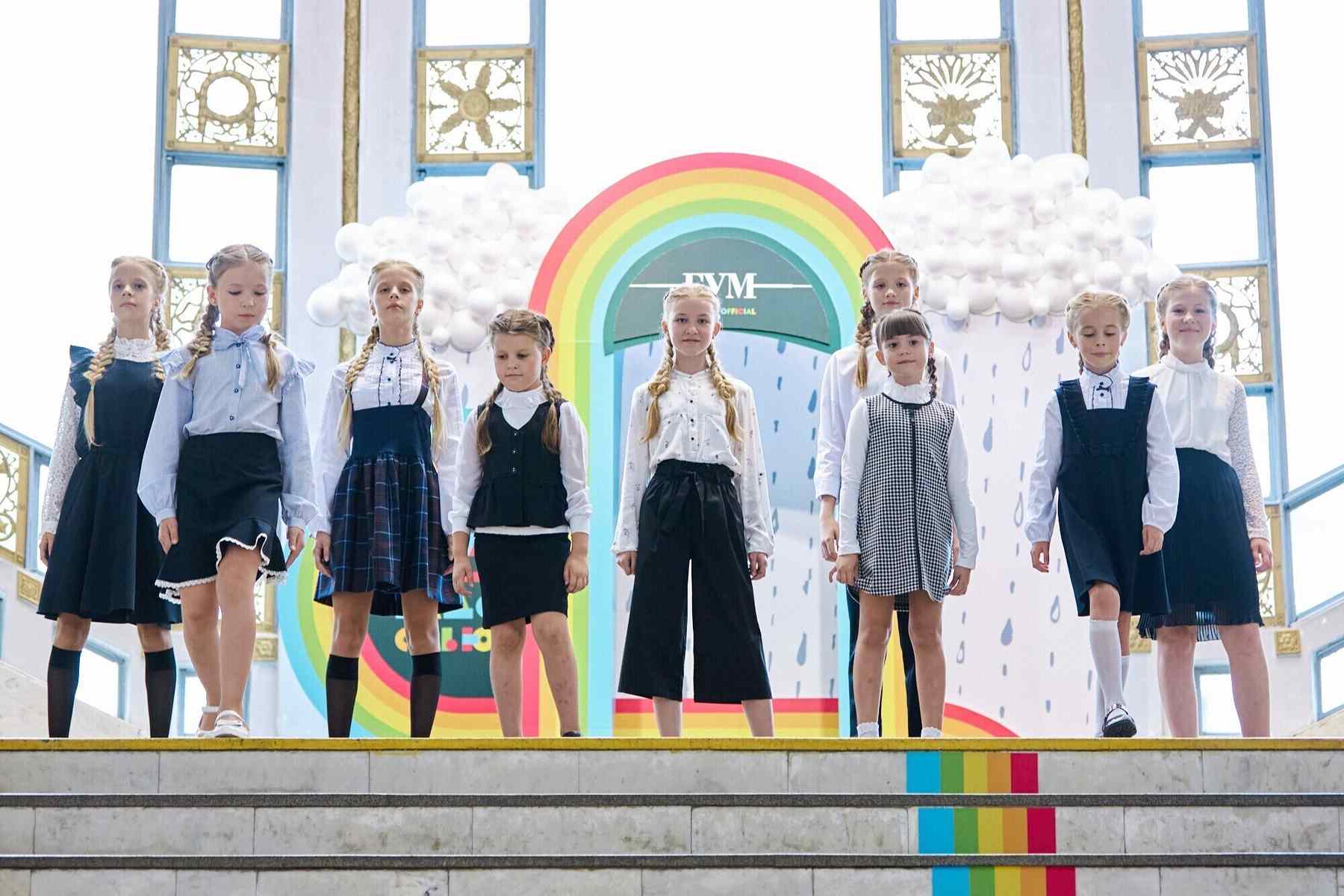 В столичном ГУМе прошел модный показ школьных коллекций