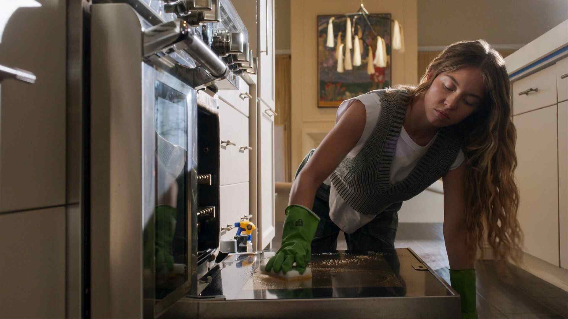 «Пыль просто забыла, где ей место!» Показываем сцены уборки из культовых фильмов: как это было тогда и сейчас